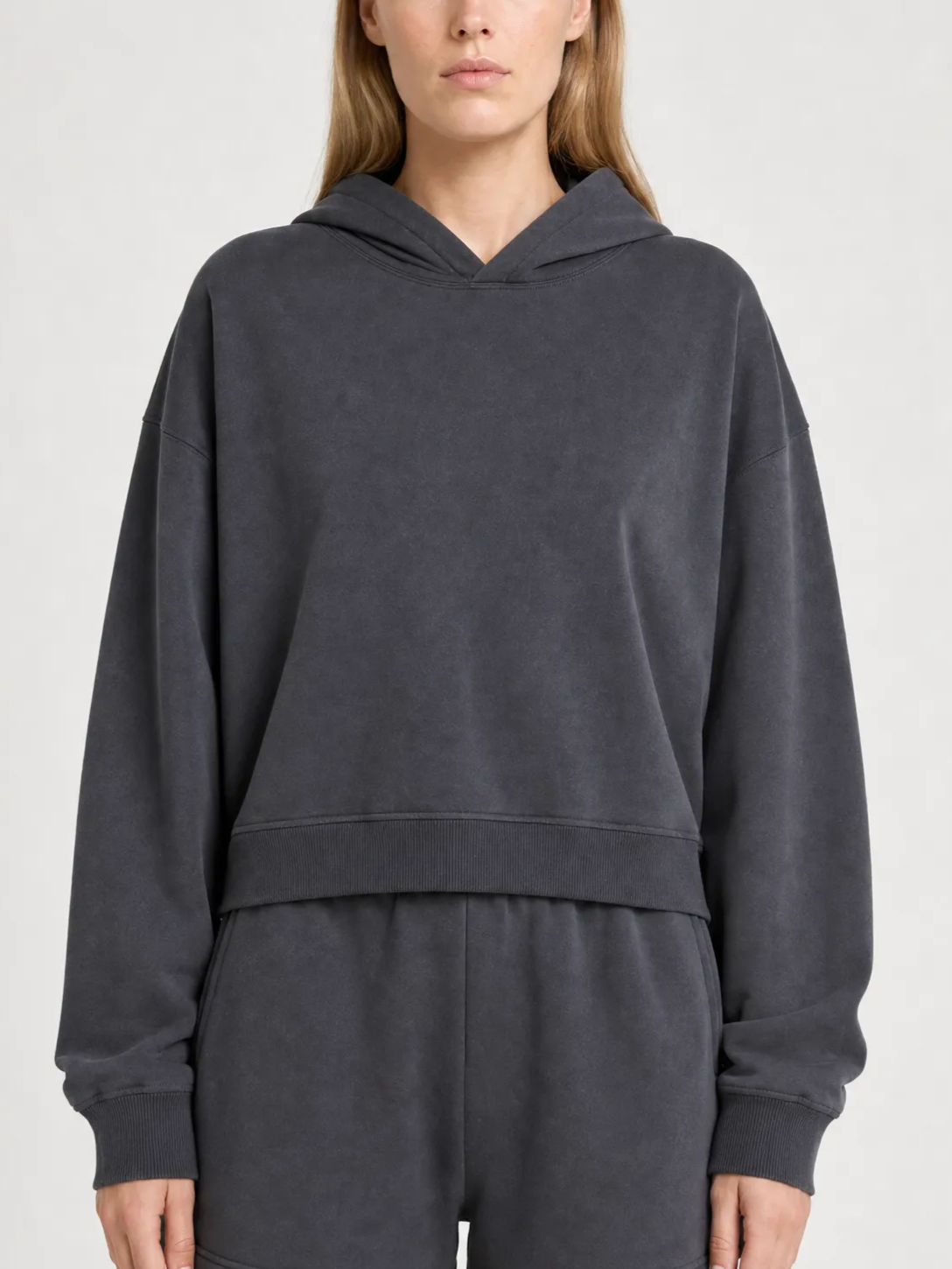 400GSM Women Snow Washed Drop shoulder Cropped Pullover Hoodie - Dark Gray - Model View